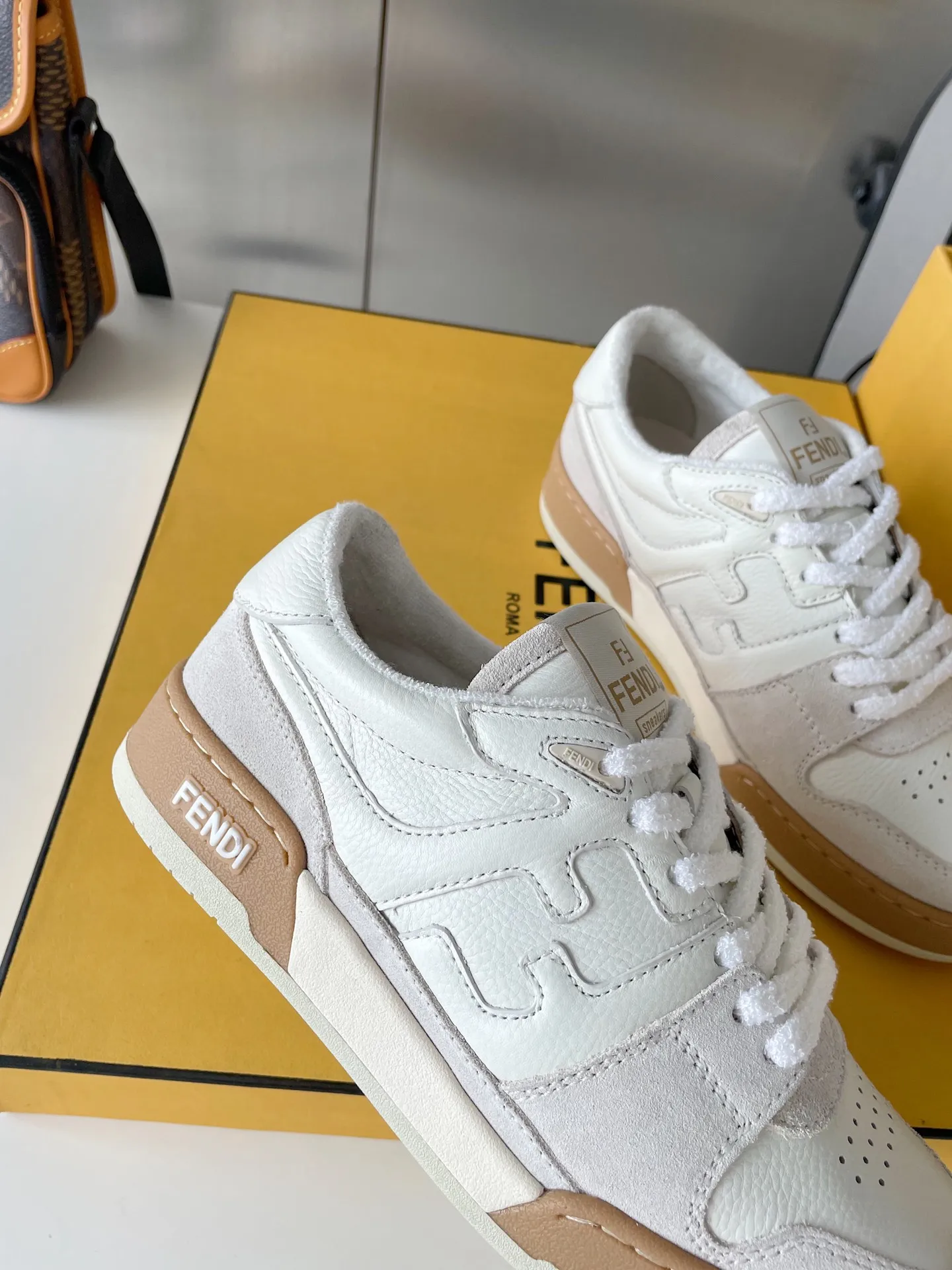 👟👟Ex-factory price 520 👟👟 Women's Shoes Women's Clothing Women's Shoes Women's Clothing Women's Shoes Women's Clothing Fendi Fendi match's latest couple's sneakers, the first sneakers created by designer Kim Jones. Fendi match is similar to LV's Trainer basketball sneakers, with FF retro design added. The upper is made of suede and leather splicing. The double F logo on the side is embossed with terry velvet lining. It is super soft on the feet, lightweight and comfortable to wear with a sweater. It has a youthful feel and comes with exquisite packaging at the counter. Exclusive products, FENDI, trade channel orders, 2022 early spring catwalk models, capsule series, casual sneakers for couples. Cecilia Cheung, Jane Zhang, He Sui, Gu Li Nazha, Tang Yixin, Song Zuer, Wei Ya, and many other celebrities have endorsed them with FENDI Match sneakers. Let your thoughts flow, let the sunshine pour in, and interpret a variety of outfits! Fabric: Original custom suede + leather splicing combination Lining: Imported custom terry velvet lining Sole: Original molded T👟👟 Factory price U two-color combination sole Sole thickness: 3CM Size: Women's 35-40 / Men's 39-45